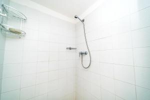- prysznic w wyłożonej białymi kafelkami łazience w obiekcie Baires al mare by Vivimy w mieście Marina di Mancaversa +11 zdjęć