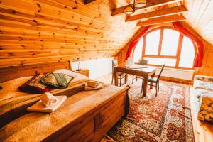 SarnakiにあるDwór Zaścianekの丸太小屋にある大きなベッドのある寝室 +43枚の写真