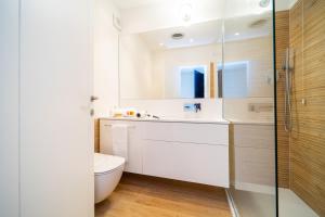 Residence Scoglietto 50 في بونتا ألا: حمام مع مرحاض ومغسلة