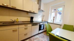Kuchyň nebo kuchyňský kout v ubytování Apartment Grüner Fürst mit Sitzecke im Innenhof & Nähe Park & Erdgeschoss