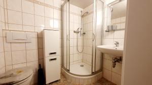 Koupelna v ubytování Apartment Grüner Fürst mit Sitzecke im Innenhof & Nähe Park & Erdgeschoss + 28 fotografií