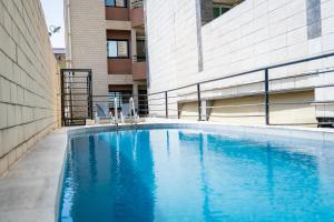 a large blue swimming pool in front of a building at Studio cosy gold Douala Cameroon in Douala
