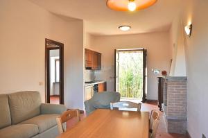 a living room with a couch and a table at Villa i Noccioli - 18 posti letto, piscina, parco in Capranica