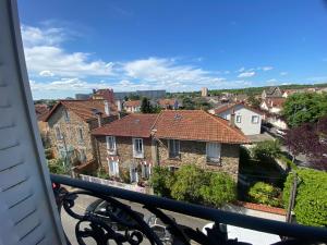 a view from a balcony of houses in a town at Superbe appartement- 10 min Paris- Metro in Maisons-Alfort