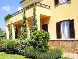 a house with ivy on the side of it at Villa Montecasciano in Capranica