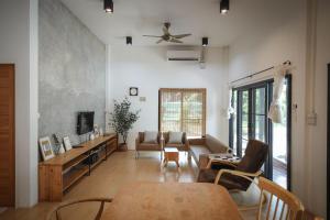 uma sala de estar com um sofá e uma mesa em FineUpHome บ้านพักเหมาหลัง 3 ห้องนอน 2 ห้องน้ำ ห้องครัว ห้องรับแขก ห้องรับประทานอาหาร พร้อมสระว่ายน้ำส่วนตัว em Chiang Khan