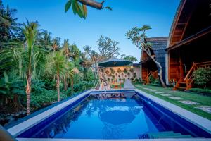 an image of a swimming pool in front of a house at Villa Mayu Jasri in Seraya