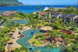 eine Luftansicht eines Resorts in der Nähe des Ozeans in der Unterkunft Hanalei Bay Resort 6221 in Princeville