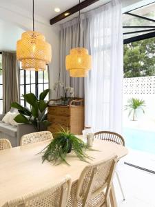 Бассейн в Sunset Bali Luxury Villa или поблизости