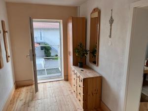 a room with a mirror and a dresser and a window at Oberbayern Lengenfeld 2 Wohnungen a 4 Schlafzimmer Neu umgebaut in Pürgen