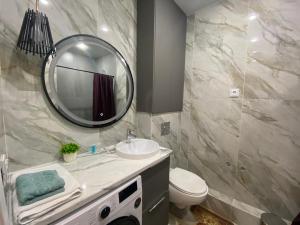 Апартаменты ЖК Сезим кала Бакыт Туран 55/12 في Taldykolʼ: حمام مزود بحوض ومِرآة