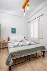 FEEL THE SERENITY في Galini: غرفة نوم بسرير كبير في غرفة
