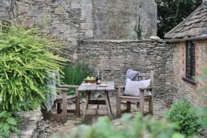 Zahrada ubytování Cozy Beverston Castle Cottage:1 Bed/1 Bath Retreat