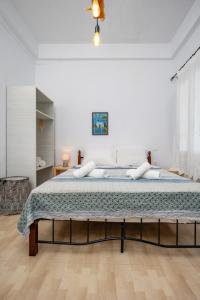 FEEL THE SERENITY في Galini: غرفة نوم بسرير كبير في غرفة