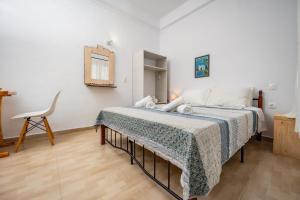FEEL THE SERENITY في Galini: غرفة نوم فيها سرير وكرسي