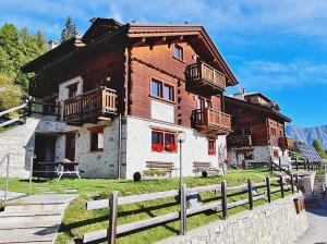 una casa con balcones a un lado en Chalet Selva, en Valdidentro