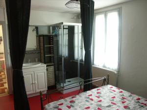 Ένα ή περισσότερα κρεβάτια σε δωμάτιο στο Gîte Val d'Oire et Gartempe