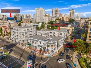 una vista aérea de una ciudad con edificios en La Mona Suites - Cozy 1 BR with Full Kitchen, en San Juan