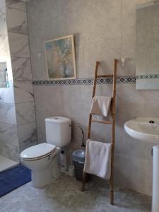 een badkamer met een toilet en een wastafel bij Pete's Place in La Marina