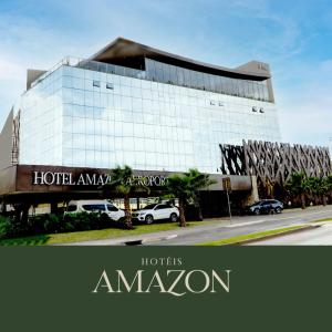 um grande edifício com um sinal que lê Hilton Amazon em Amazon Aeroporto Hotel em Cuiabá