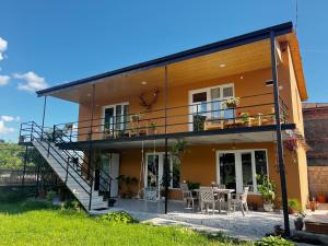 拉戈代希的住宿－Mountain View，带阳台和桌椅的房子