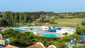 an aerial view of a pool at a resort at Djiiméé, Piscine & vue apaisante sur Golf, 5 pers in Talmont
