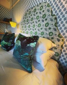 ein Bett mit zwei Kissen und einem dekorativen Kopfteil in der Unterkunft The Royal Albion in Broadstairs