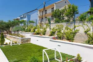 a garden in front of a building at Villa Velum in Mravince