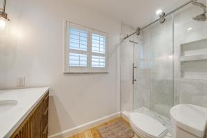 Ένα μπάνιο στο Location, Location! Stylish Home in Palm Beach! +25 φωτογραφίες