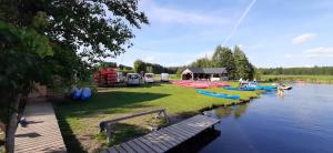 eine Gruppe von Booten, die an einem Fluss geparkt sind in der Unterkunft Domek nad Czarną Hańczą - Przystań Kajakowa Zakole in Krasnopol + 19 Fotos