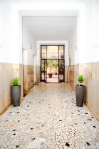 an empty hallway with potted plants in a building at Magikrooms Kandy in Rome