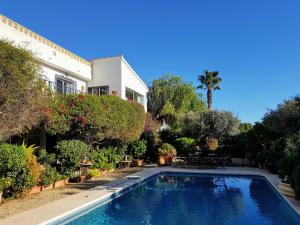 una piscina frente a una casa en Villa Naranjo, en Altea
