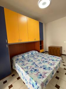 ein Schlafzimmer mit einem Bett und einigen gelben Schränken in der Unterkunft Appartamento "Maruzzella" in Agropoli