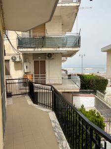 einen Balkon eines Gebäudes mit Meerblick in der Unterkunft Appartamento "Maruzzella" in Agropoli