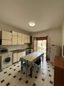 eine Küche mit einem Tisch in der Mitte in der Unterkunft Appartamento "Maruzzella" in Agropoli