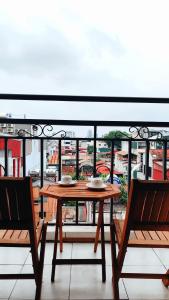 einen Tisch und Stühle auf einem Balkon mit Aussicht in der Unterkunft Hanoi Prime Garden Hotel & Spa in Hanoi
