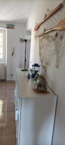 eine Küche mit einer weißen Arbeitsplatte in einem Zimmer in der Unterkunft Profumo di Mare CITRA 010059-LT-0467 in Sestri Levante