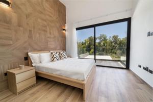 Rúm í herbergi á Experience true privacy tranquility and unparalleled luxury +13 myndir