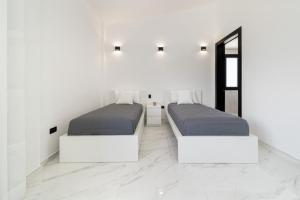 Rúm í herbergi á Experience true privacy tranquility and unparalleled luxury
