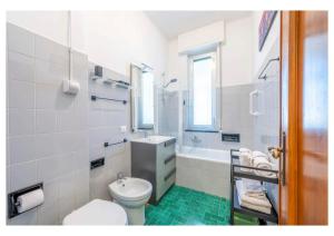 a bathroom with a toilet and a sink and a tub at Genova Holidays House Erma - Parcheggio Privato e Wi-Fi - AC in Genova
