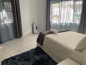 Ένα ή περισσότερα κρεβάτια σε δωμάτιο στο Genesis Guesthouse