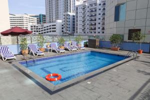 une piscine sur le toit d'un bâtiment dans l'établissement Omega Hotel Dubai, à Dubaï