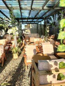 - une terrasse avec un bouquet de chaises et de tables dans l'établissement Mpatsa Quest Hotels, à Lilongwe
