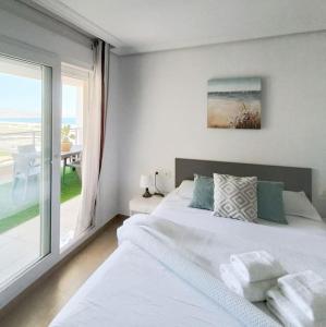 Un pat sau paturi într-o cameră la Mar y Sal 11 Suites, gran terraza con vistas al mar, 2 Hab y piscina