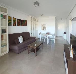 O zonă de relaxare la Mar y Sal 11 Suites, gran terraza con vistas al mar, 2 Hab y piscina