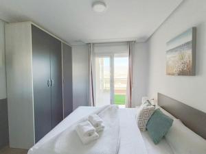 Un pat sau paturi într-o cameră la Mar y Sal 11 Suites, gran terraza con vistas al mar, 2 Hab y piscina