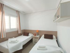Un pat sau paturi într-o cameră la Mar y Sal 11 Suites, gran terraza con vistas al mar, 2 Hab y piscina +14 fotografii