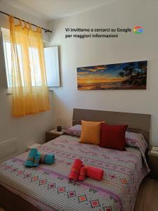 Un dormitorio con una cama con almohadas de colores. en La Porta Del Sole, en Nova Siri Marina