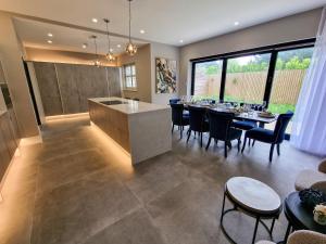cocina y comedor con mesa y sillas en Luxury 5* Didsbury Family Home en Mánchester