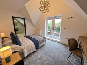 1 dormitorio con cama y ventana grande en Luxury 5* Didsbury Family Home en Mánchester